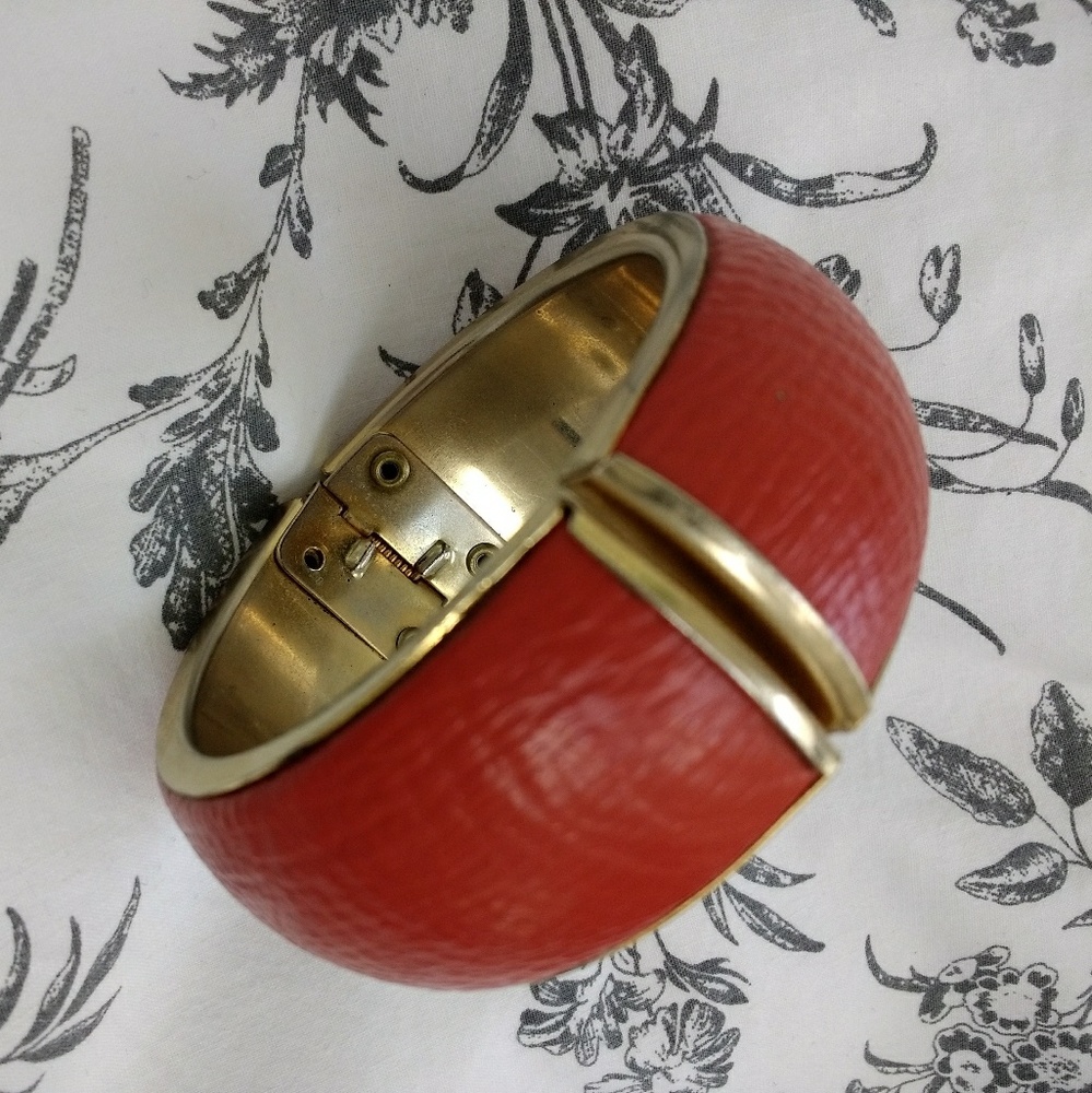 Vintage 1970s gold bangle bracelet